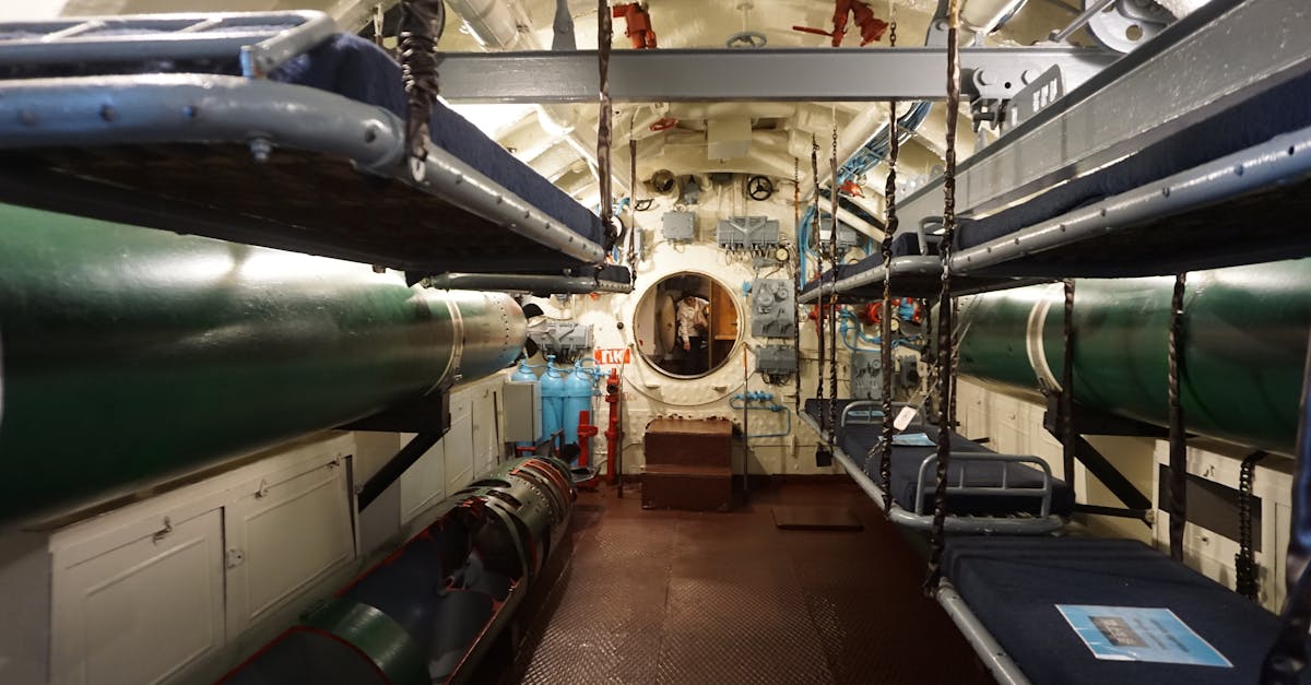 潜水艦の中の生活は実際どうなっている？過酷すぎる環境を解説